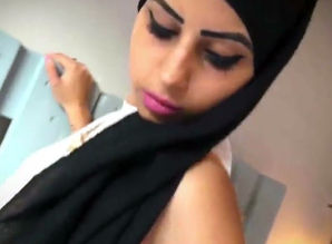 Arabian stunner web cam hijab model